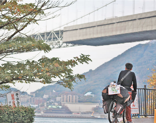 日本一周チャリダー 岡 大悟さん 橋と岡さんの写真