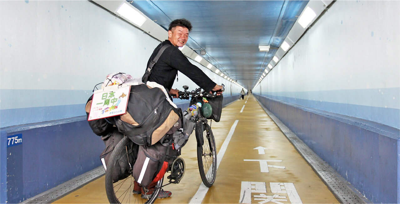 日本一周チャリダー 岡 大悟さん　トンネルを歩く写真